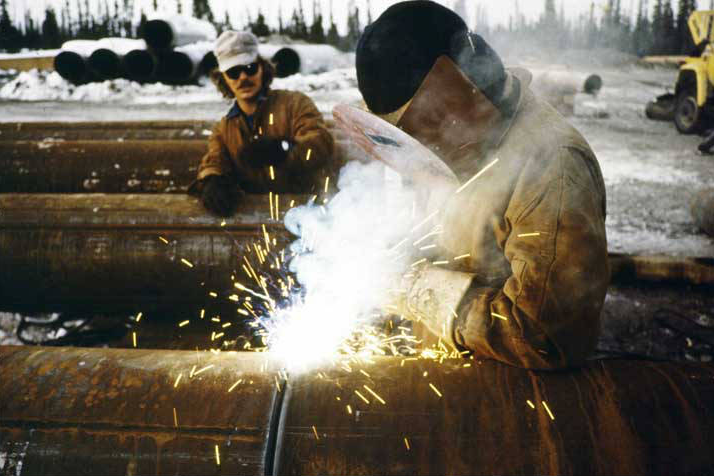 Welding_on_TransAlaska_Pipeline_1976