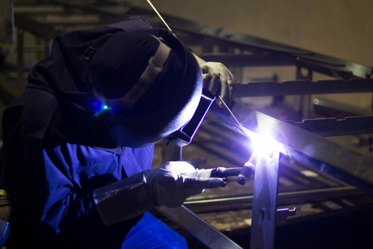 Metal,Workers,Use,Manual,Labor,,Skilled,Welder,,Factory,Workers,Making Aluminum Welding
